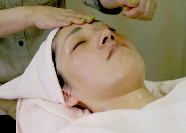 フェイシャルマッサージ
